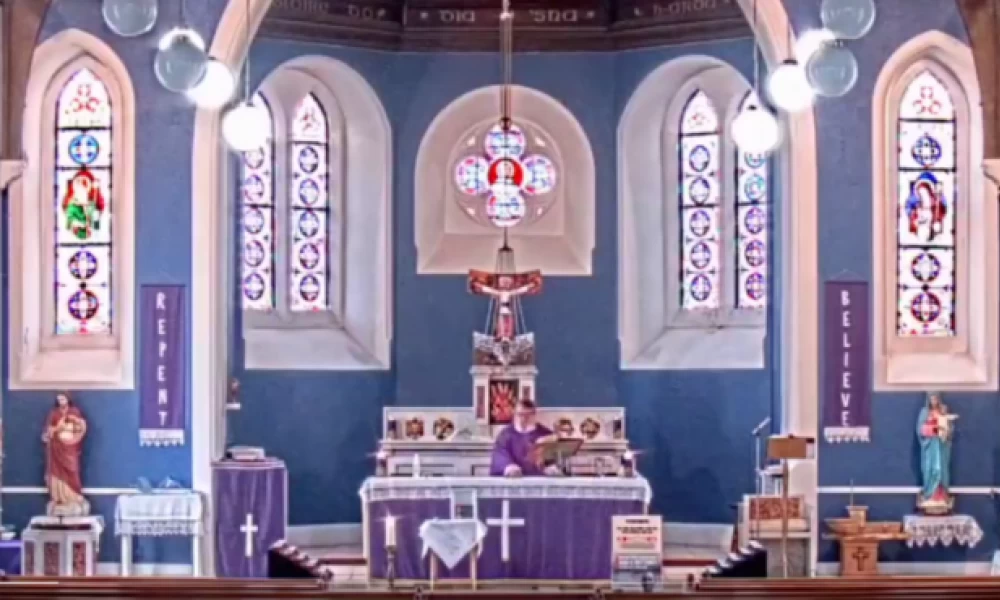 Ιρλανδός ιερέας παίζει κατά λάθος ραπ μουσική κατά τη διάρκεια της Λειτουργίας, αλλά δίνει ρέστα